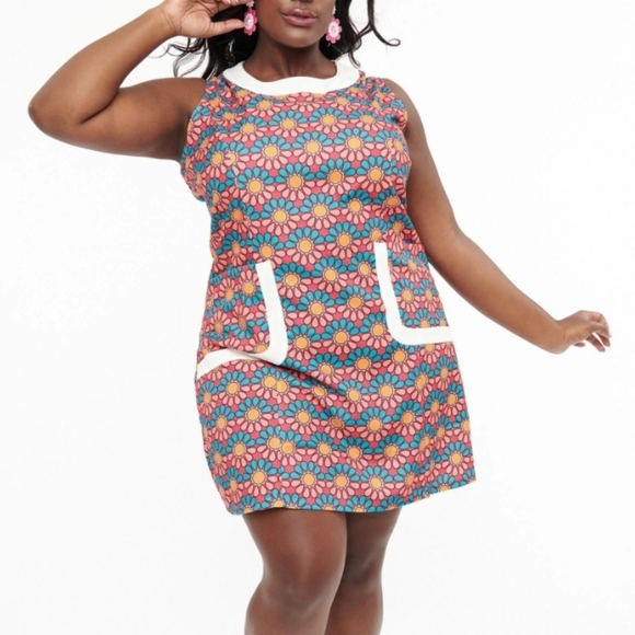 Unique Vintage Smak Parlour Plus Size 1960s Daisy Print Mod Shift Dress - Picture 1 of 10